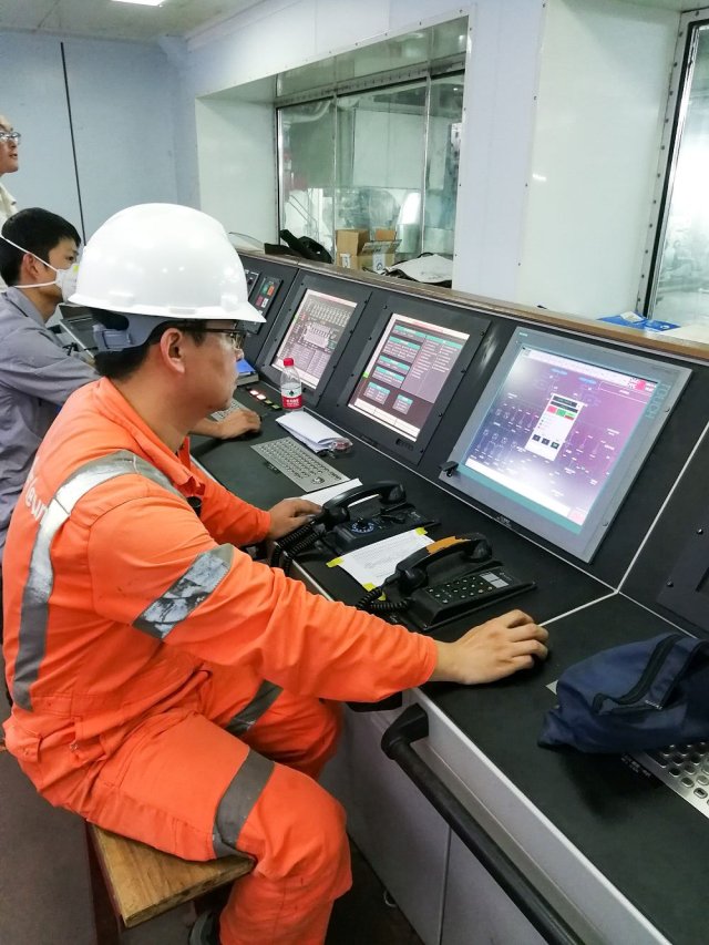 Commissioning Royal Van der Leun China Hai Gong 101 Installing Console 3