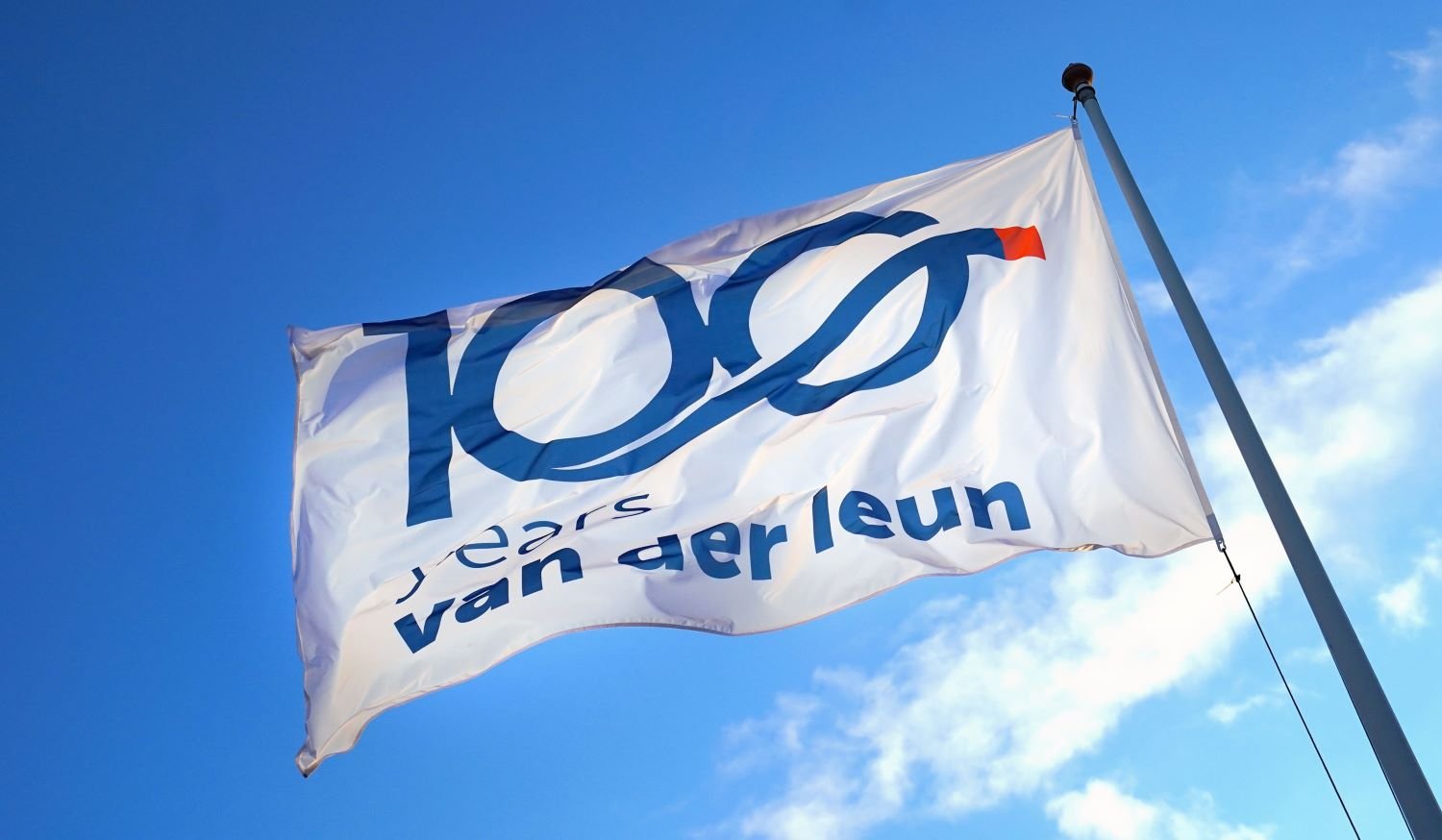 Royal Van der Leun 100 jaar vlag